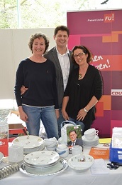 Eugen Schmidt besucht den Stand der FU, hier im Bild mit Andrea Kempe und Astrid Penke.